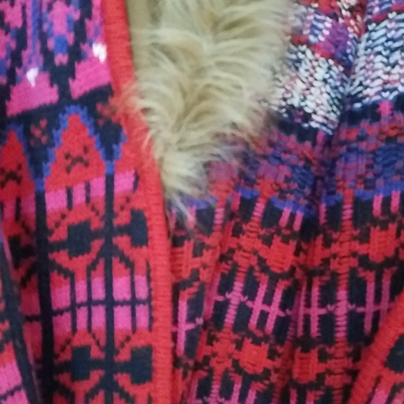 Fur Collared Bold Graphic Print Knit Long Vest - Picture 4 of 4